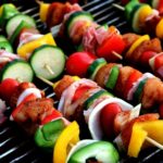 Spieße auf einem Holzkohlegrill