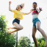 Teenager auf dem Trampolin