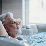Ein Mann liegt im Whirlpool und genießt das Spät-Erlebnis.