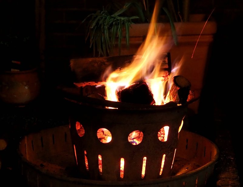 Feuer mit Feuertonne im Garten