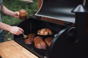 Pelletgrill mit Grillgut wird vorbereitet aufs smoken